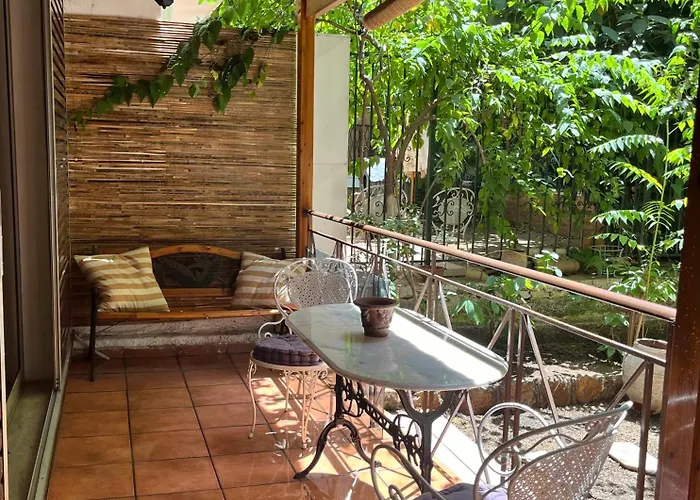 Quiet Apartment With Garden View In Kolonaki