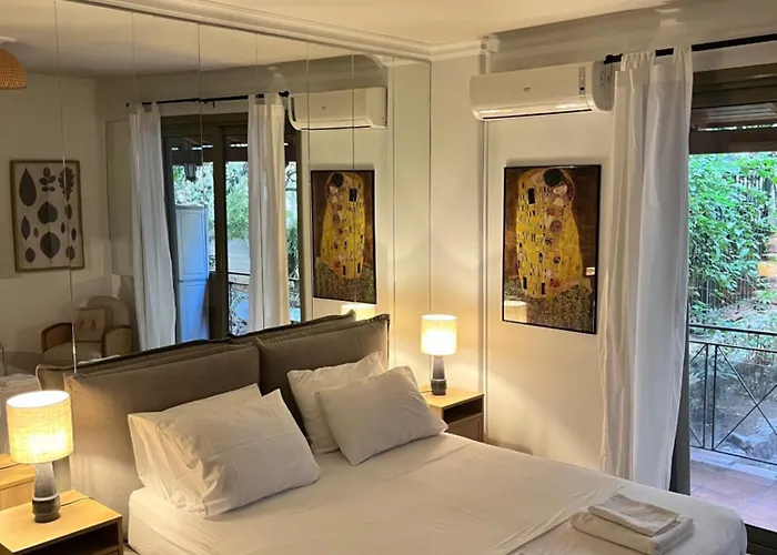 Quiet Apartment With Garden View In Kolonaki