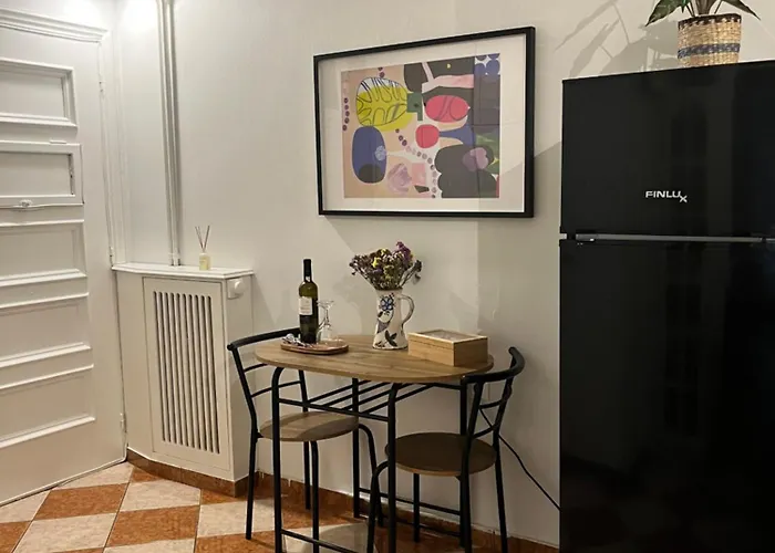 Quiet Apartment With Garden View In Kolonaki