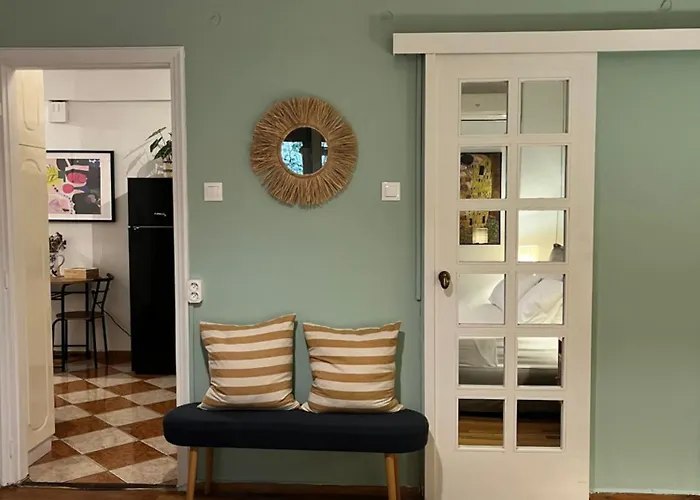 Quiet Apartment With Garden View In Kolonaki